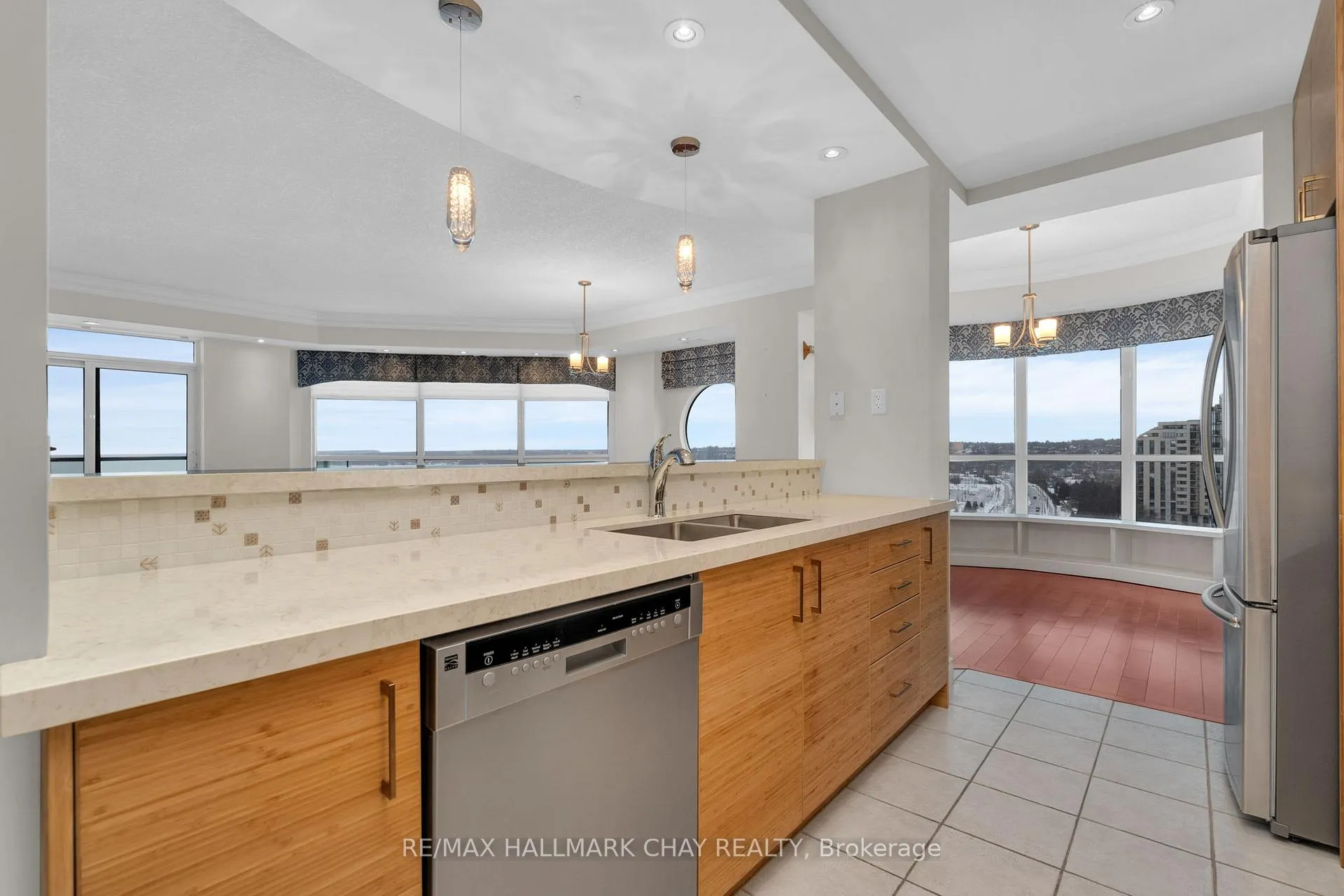 Photo 13 of Unit 1108, 37 Ellen Street, Barrie, City Centre — HOMEH