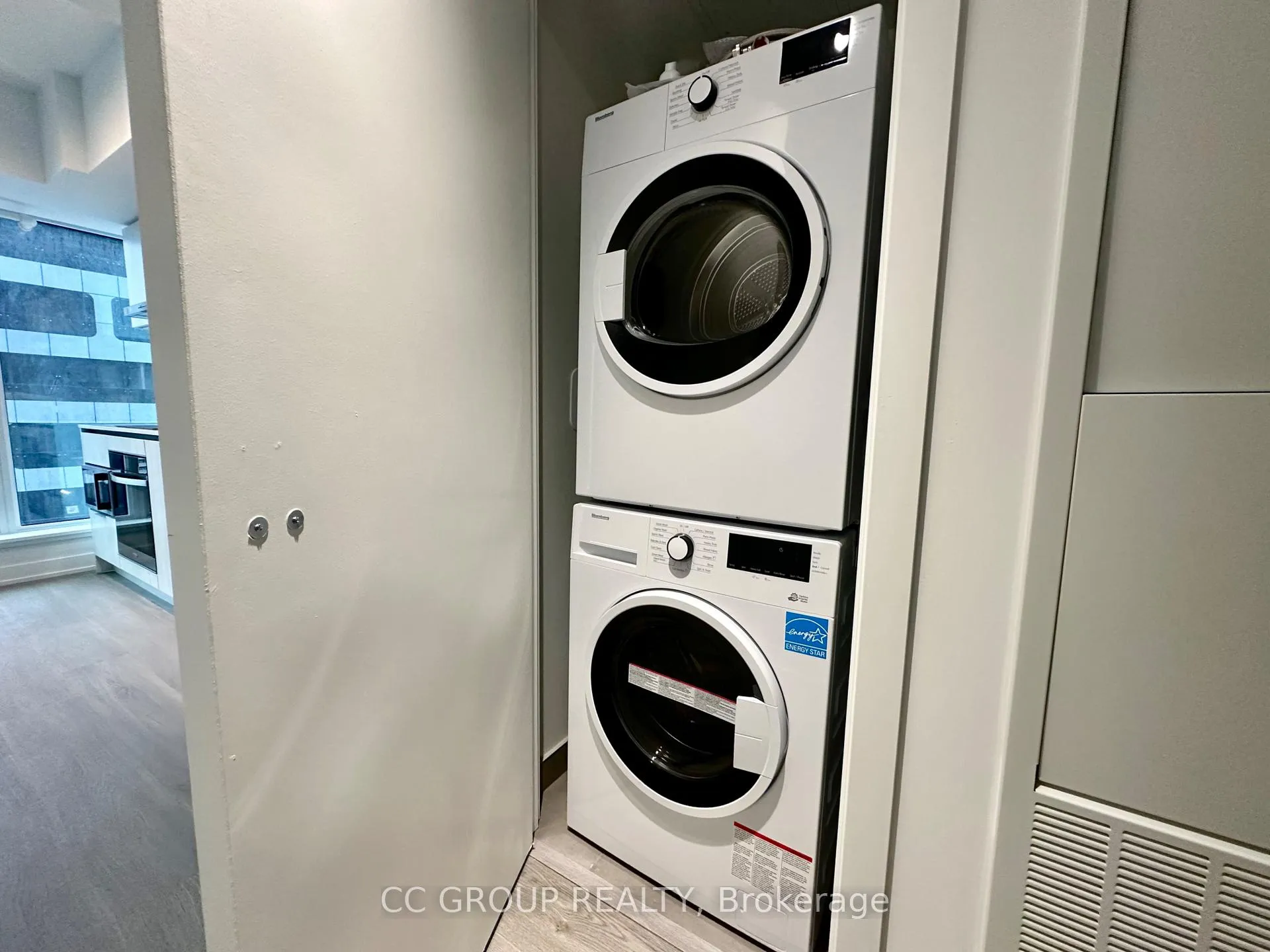 Photo 9 of Unit 2205, 8 Wellesley Street W, Toronto, Bay Street Corridor — HOMEH