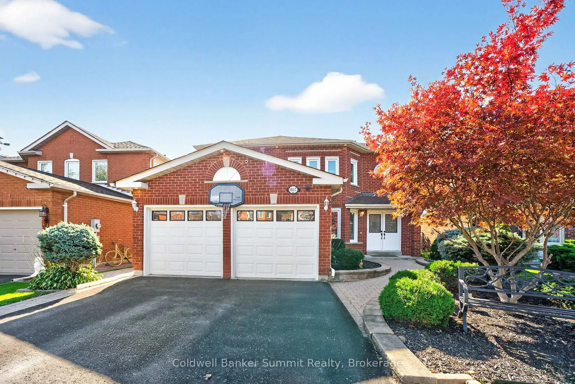 Front of 1037 Sandcliff Drive E