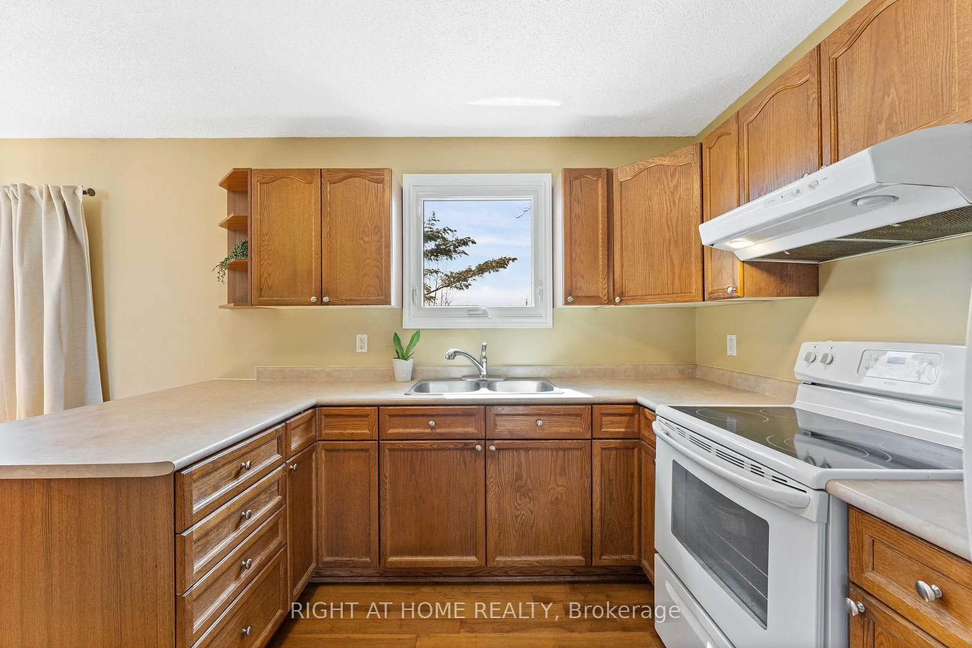 Photo 8 of 10 Preston Street, Oro-Medonte, Warminster — HOMEH