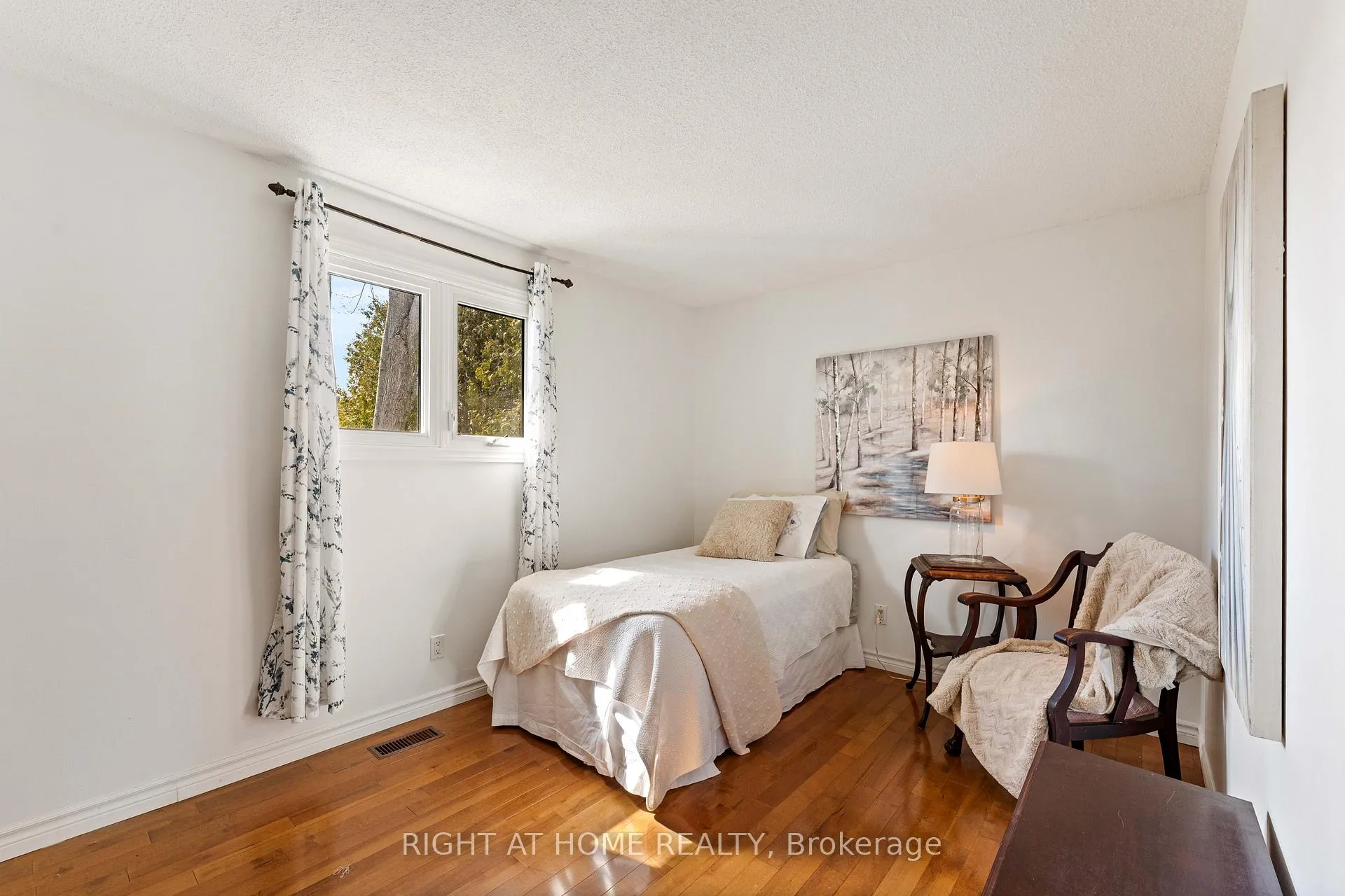Photo 11 of 10 Preston Street, Oro-Medonte, Warminster — HOMEH