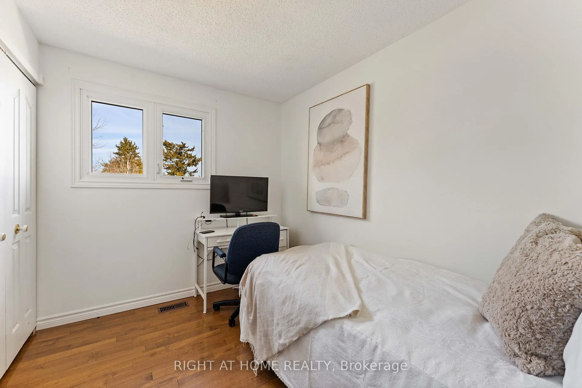 Photo 12 of 10 Preston Street, Oro-Medonte, Warminster — HOMEH