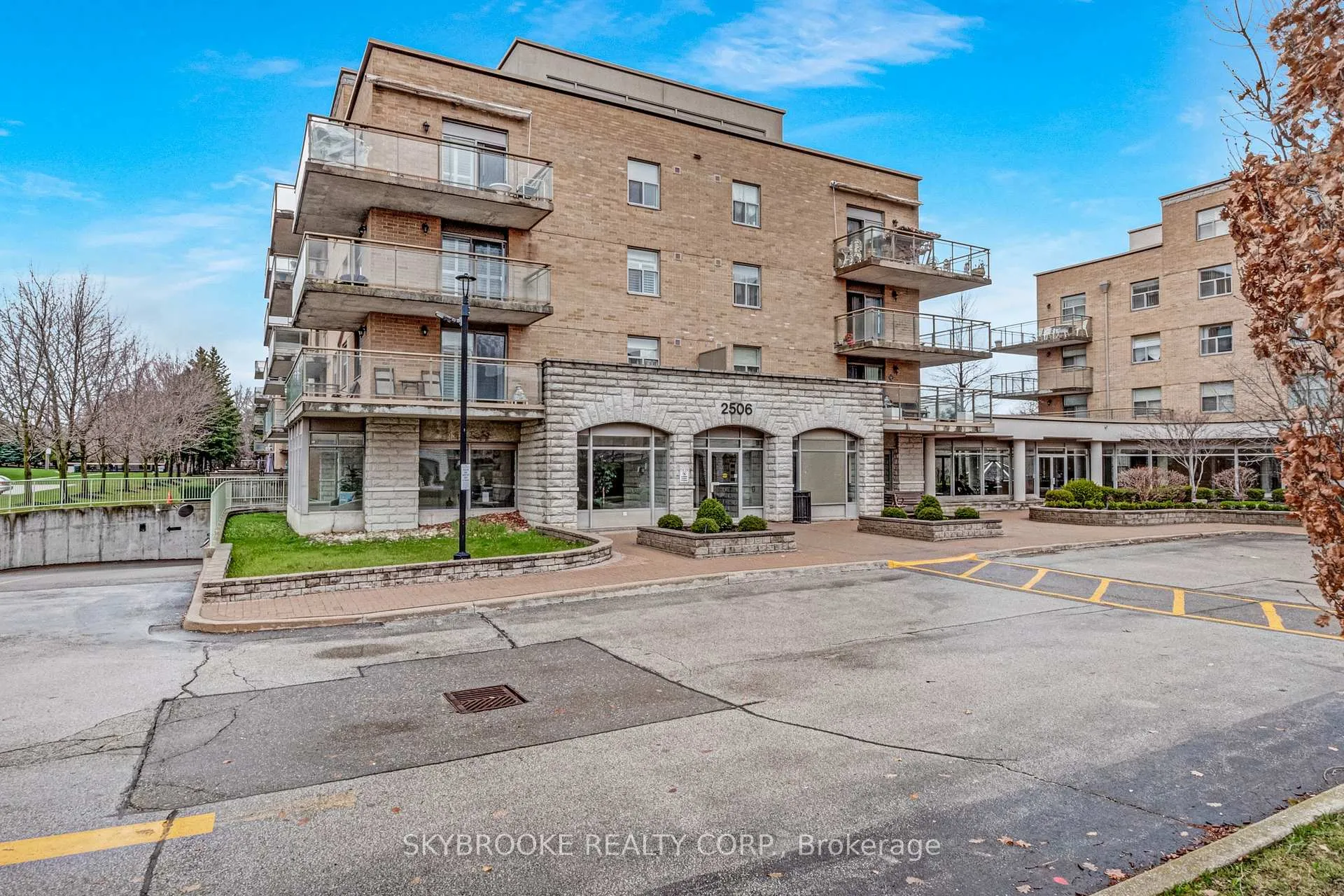 Photo 2 of Unit 510, 2506 Rutherford Road, Vaughan, Maple — HOMEH