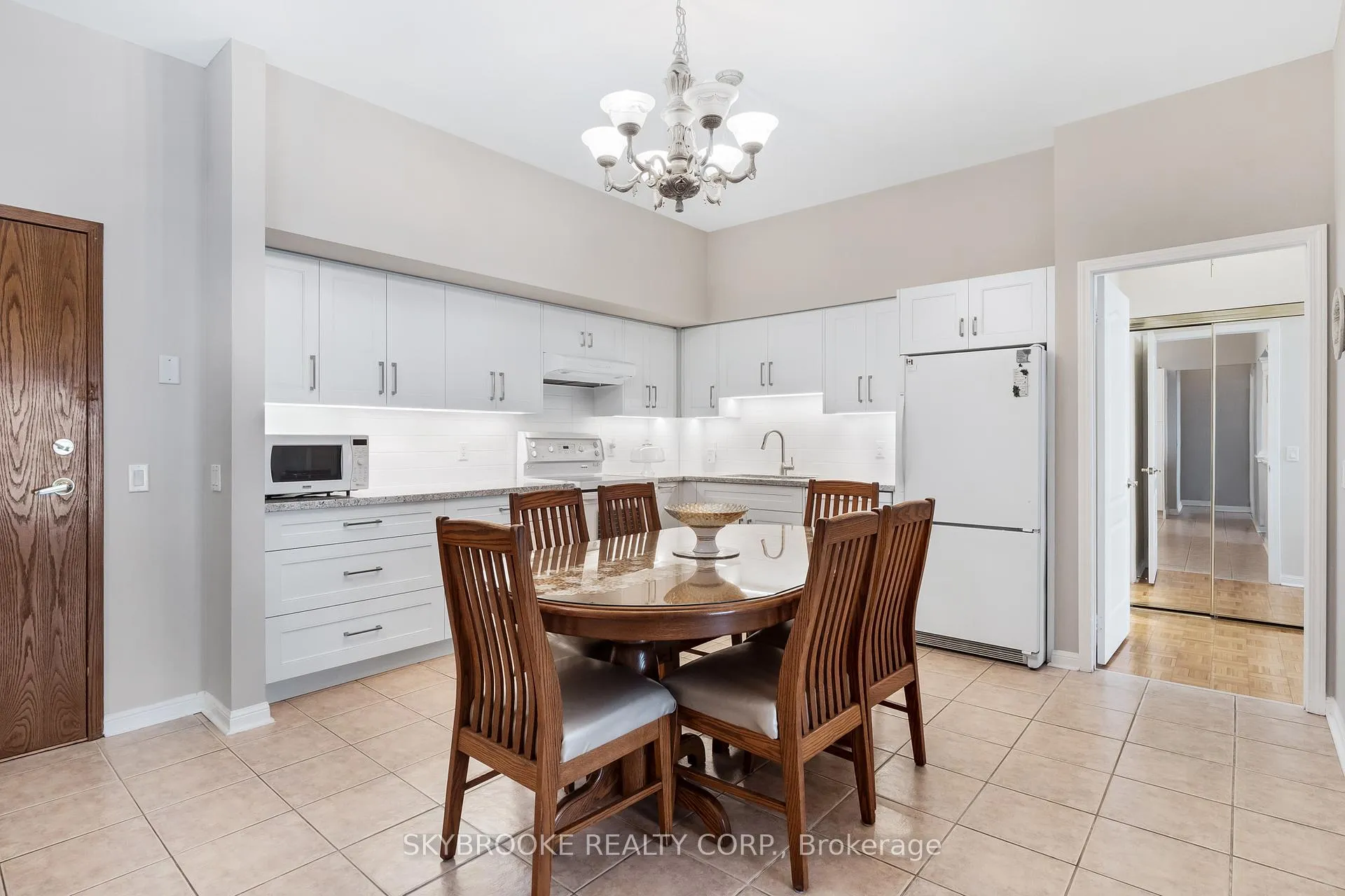 Photo 3 of Unit 510, 2506 Rutherford Road, Vaughan, Maple — HOMEH