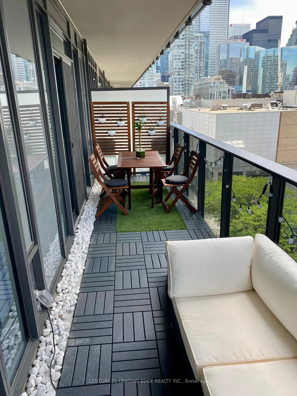 Front of Unit 1003, 330 Richmond Street W