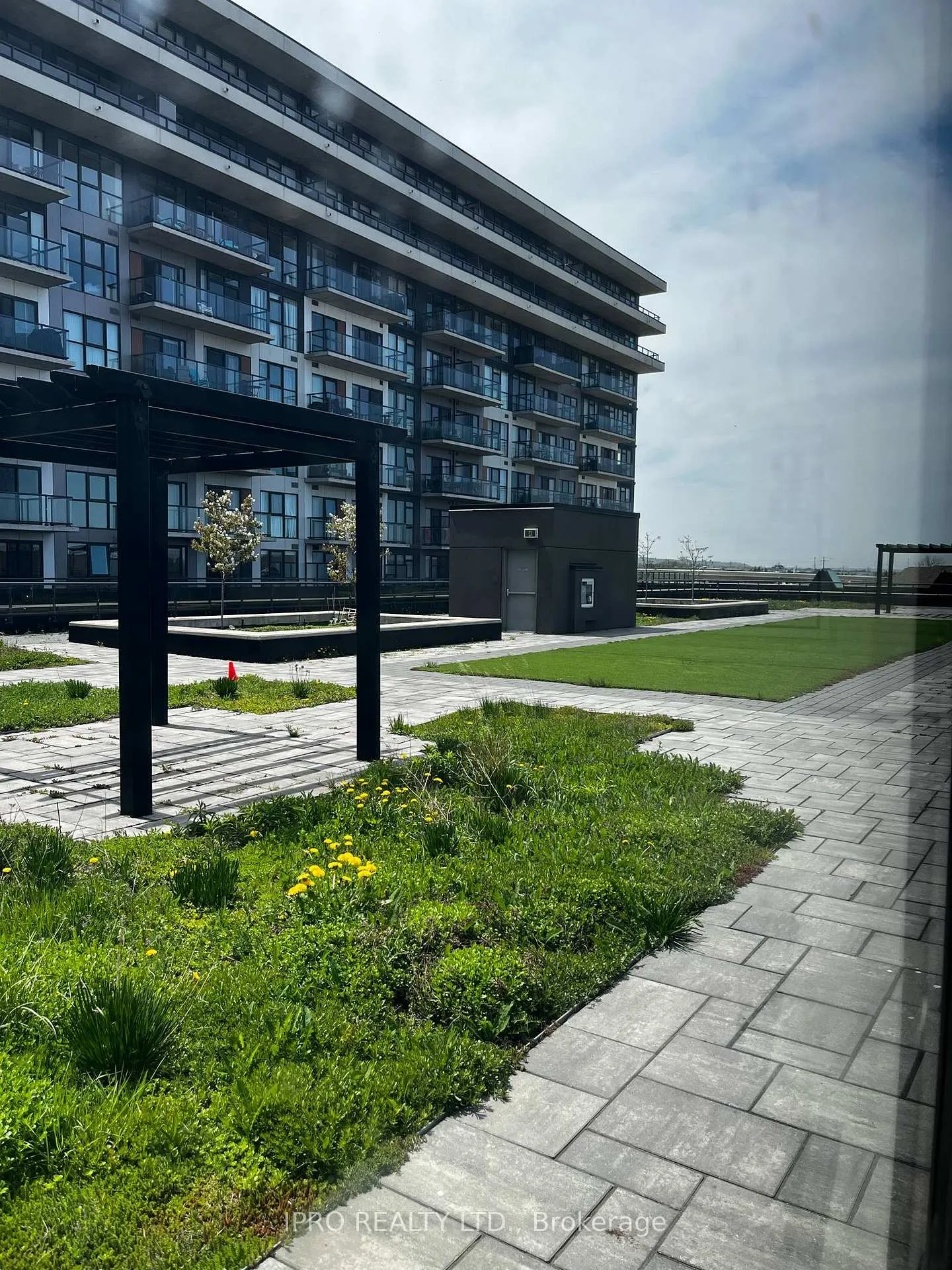 Photo 2 of Unit 902, 550 North Service Road, Grimsby, Grimsby Beach — HOMEH