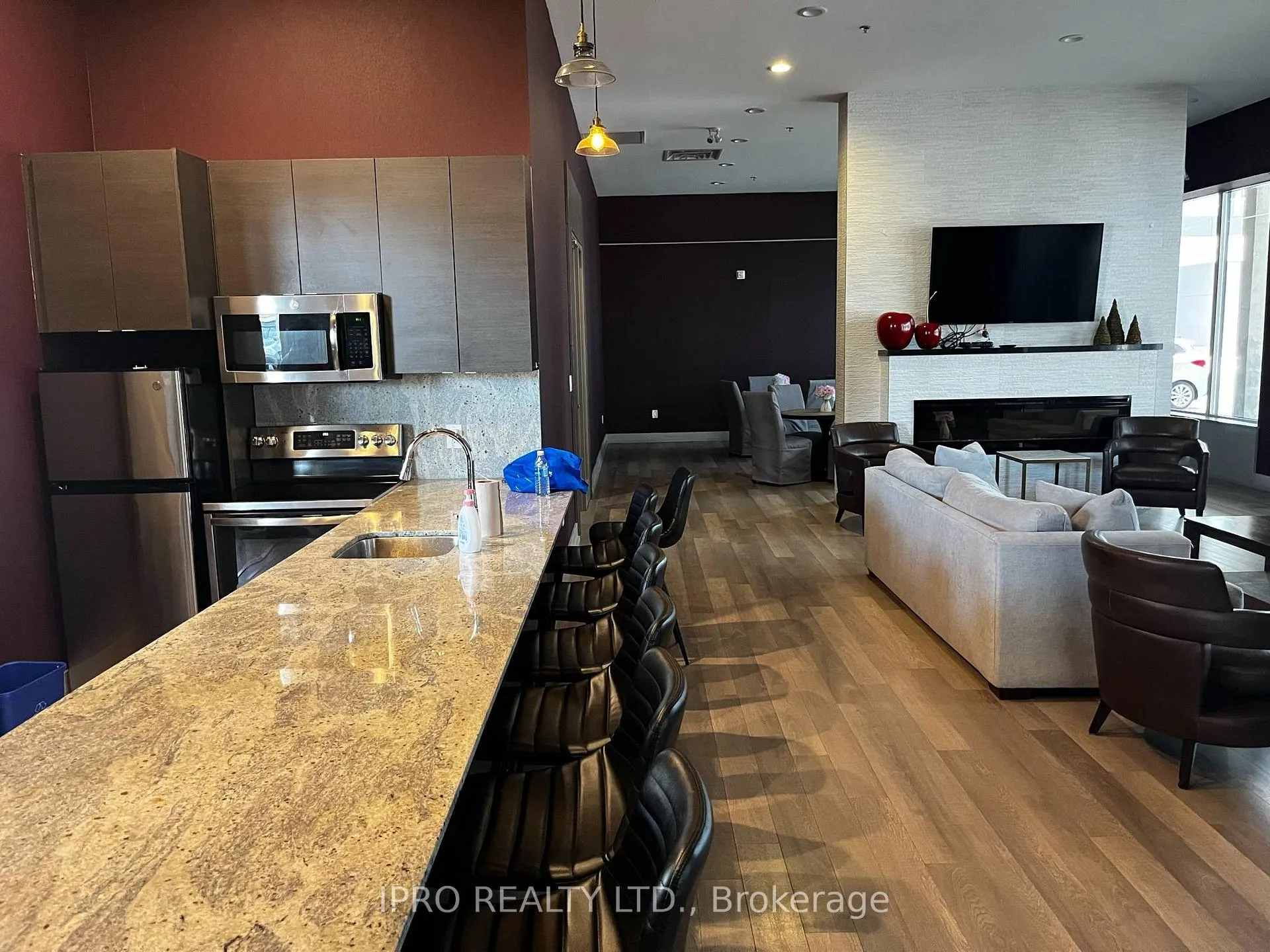 Photo 6 of Unit 902, 550 North Service Road, Grimsby, Grimsby Beach — HOMEH