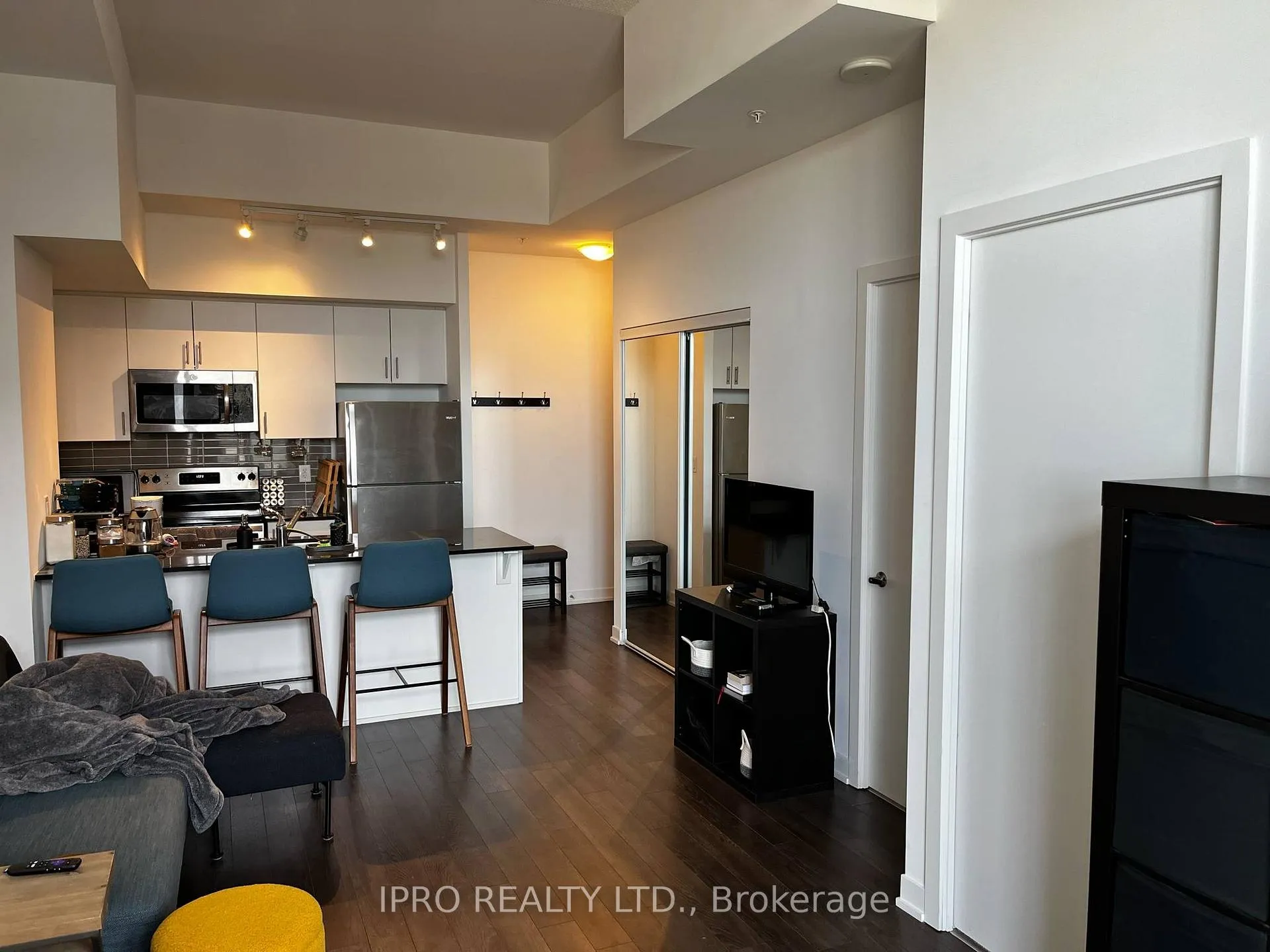 Photo 7 of Unit 902, 550 North Service Road, Grimsby, Grimsby Beach — HOMEH