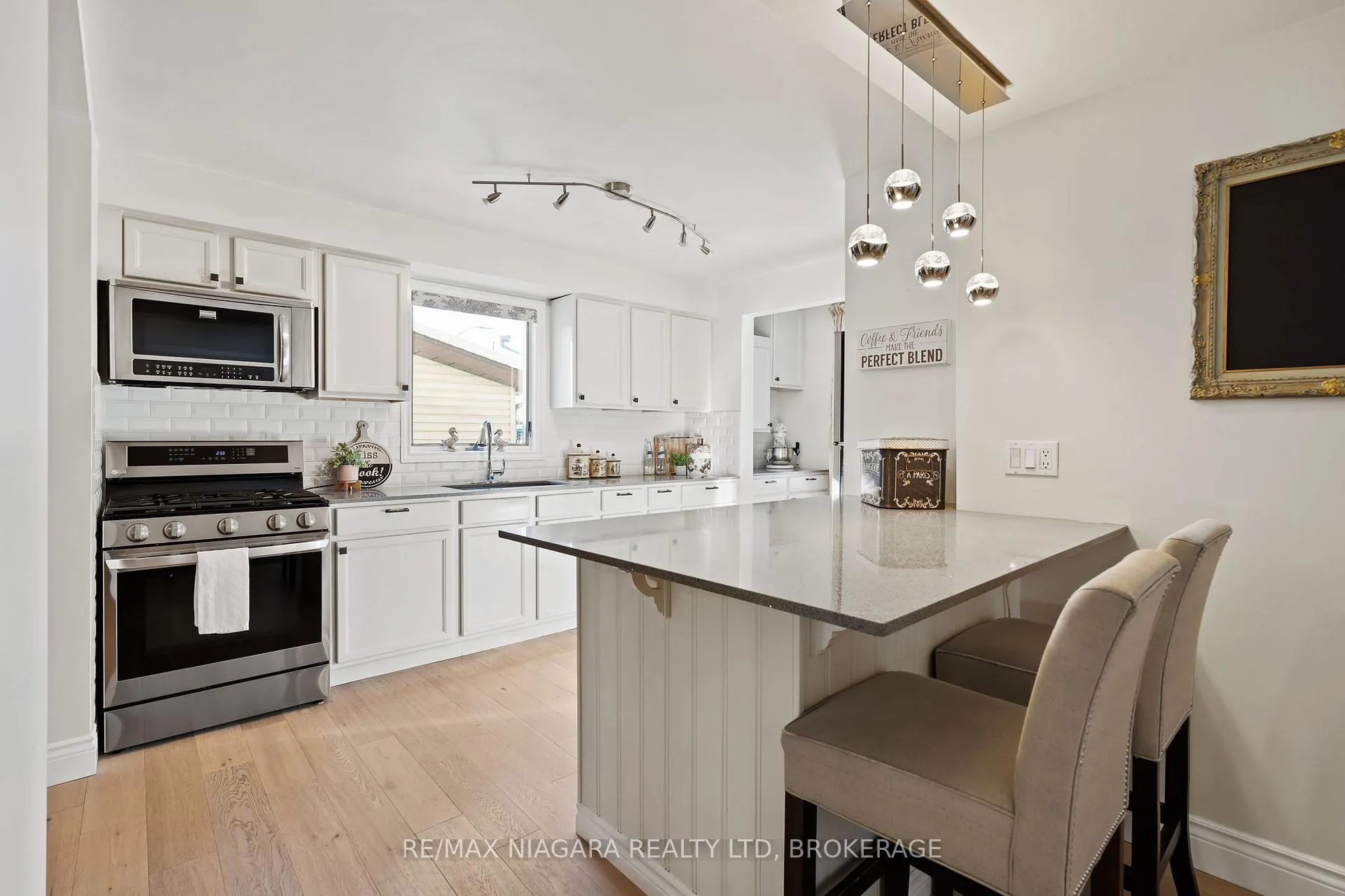 Photo 4 of 148 Lakeshore Road, St. Catharines, Vine/Linwell — HOMEH