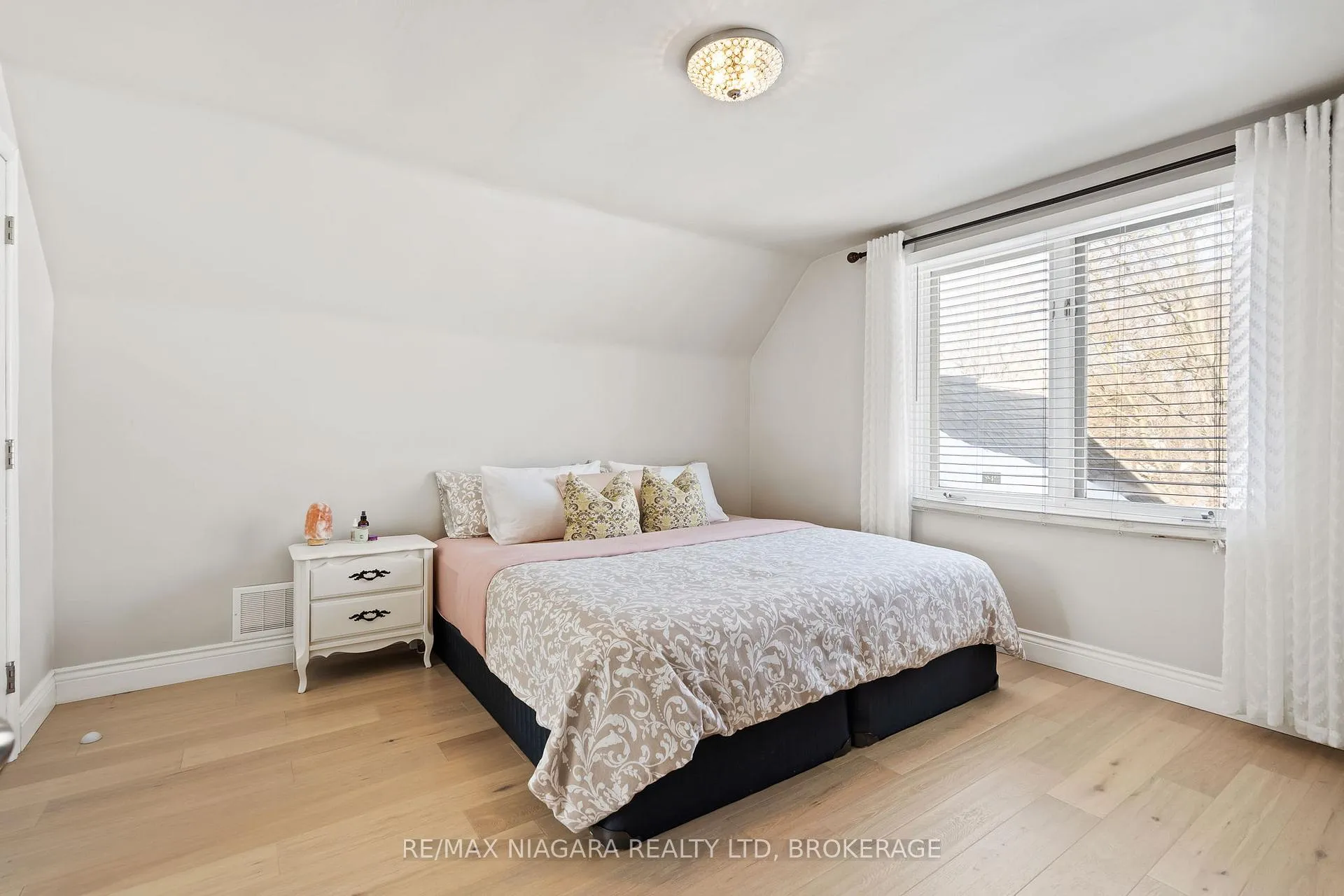 Photo 23 of 148 Lakeshore Road, St. Catharines, Vine/Linwell — HOMEH