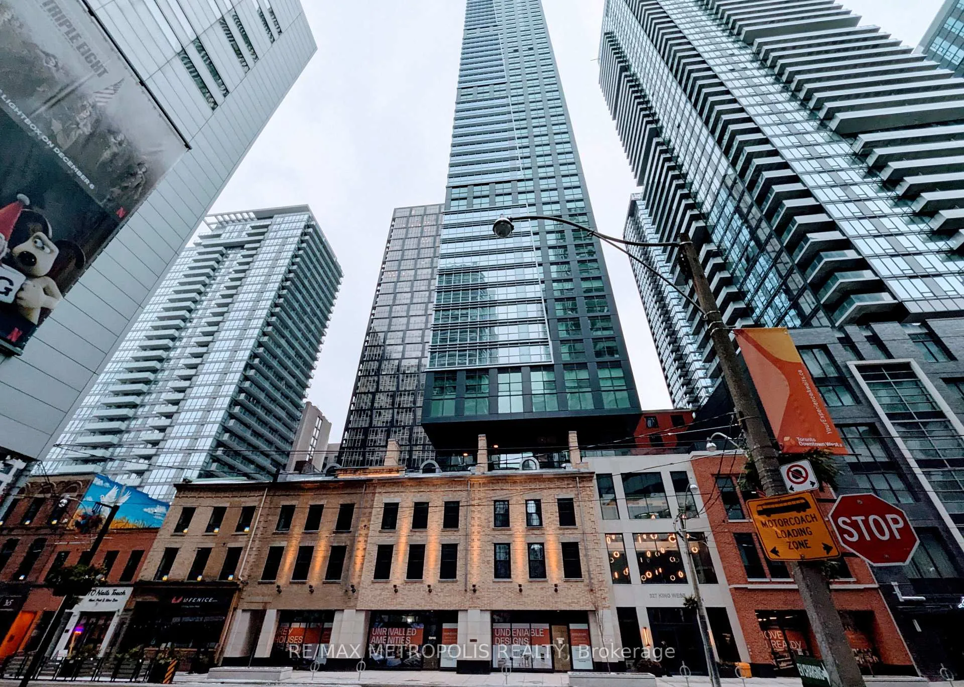 Front of Unit 4204, 327 King Street W