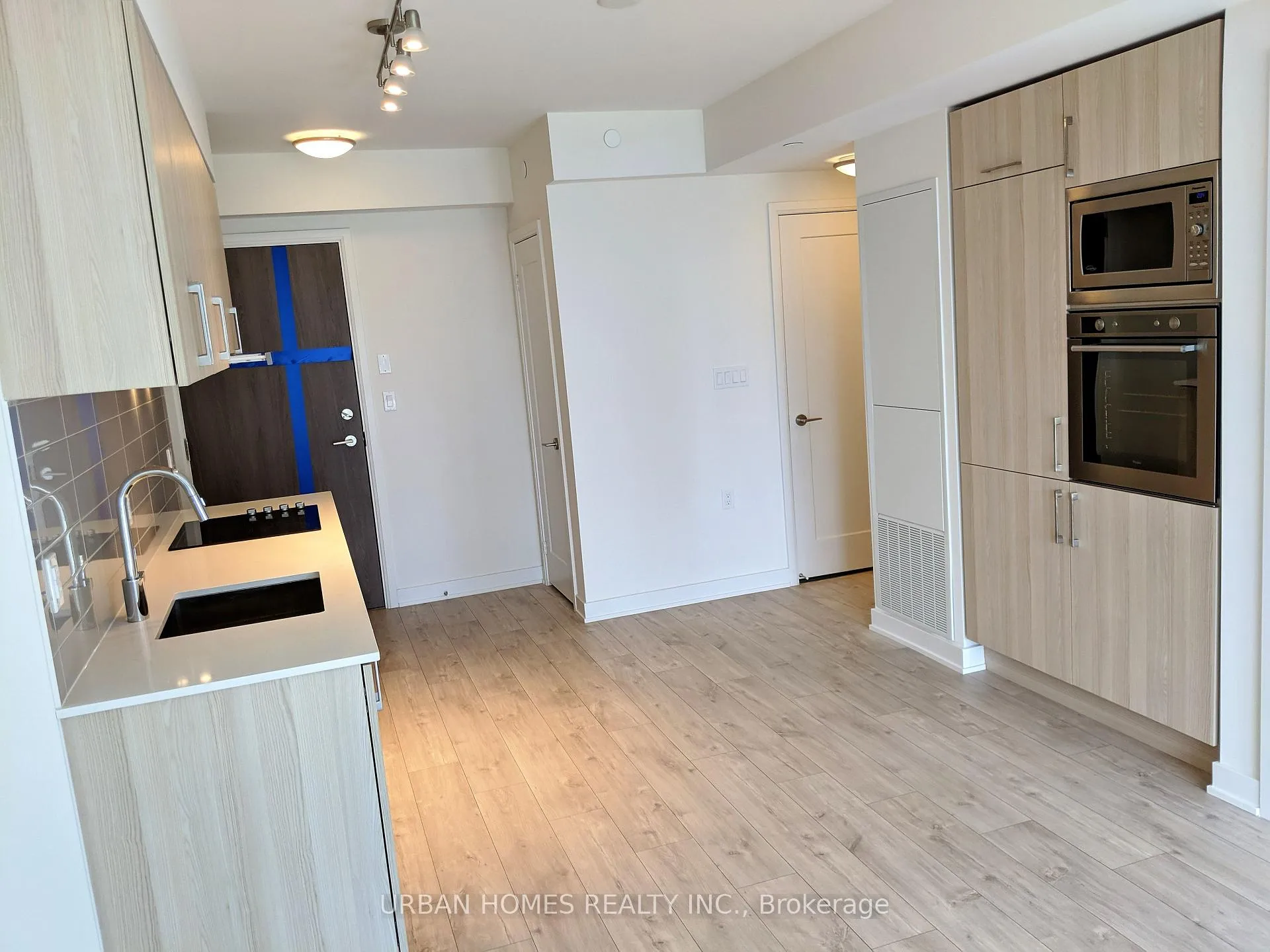 Photo 4 of Unit 403, 27 Bathurst Street, Toronto, Waterfront Communities — HOMEH