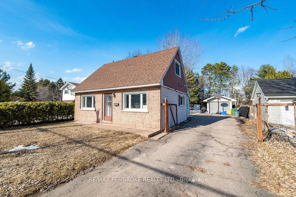 Photo 3 of 2849 Petawawa Boulevard, Petawawa — HOMEH