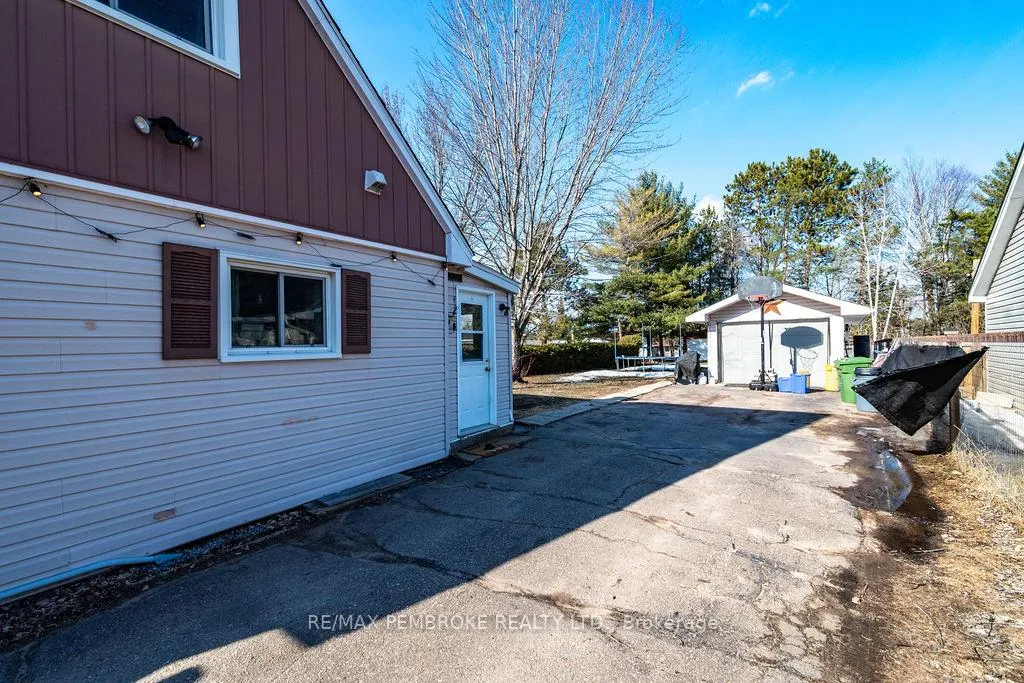 Photo 4 of 2849 Petawawa Boulevard, Petawawa — HOMEH