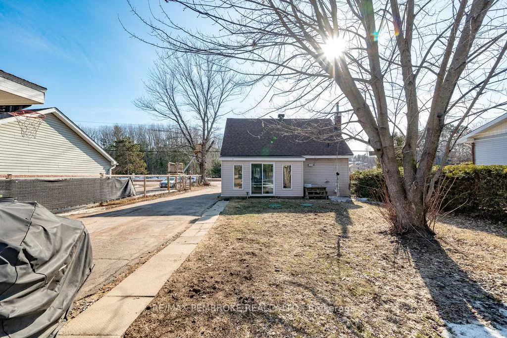 Photo 5 of 2849 Petawawa Boulevard, Petawawa — HOMEH