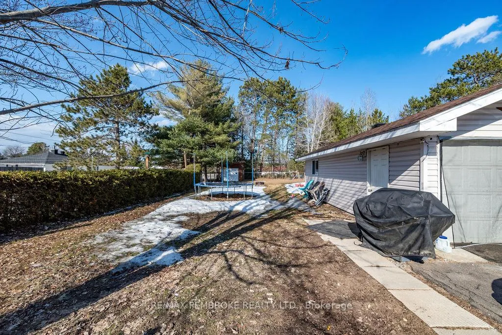 Photo 7 of 2849 Petawawa Boulevard, Petawawa — HOMEH