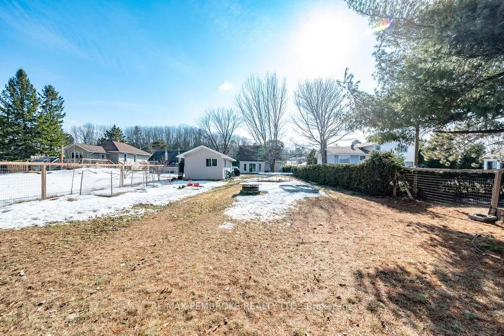 Photo 8 of 2849 Petawawa Boulevard, Petawawa — HOMEH