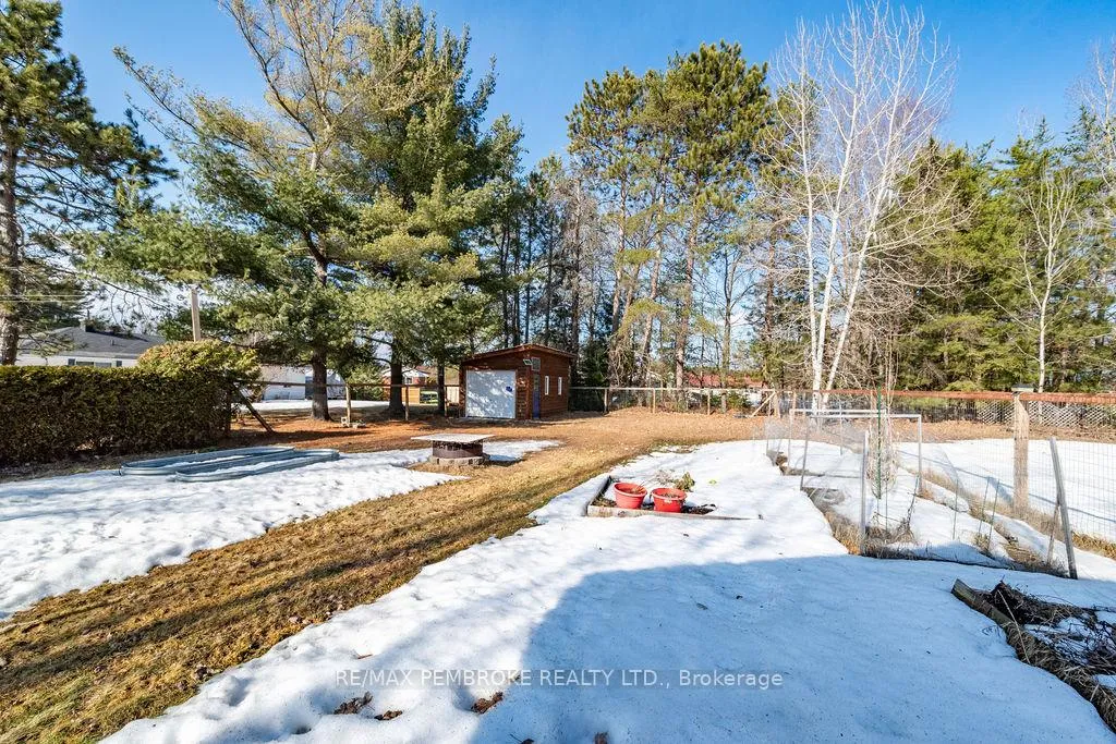 Photo 9 of 2849 Petawawa Boulevard, Petawawa — HOMEH