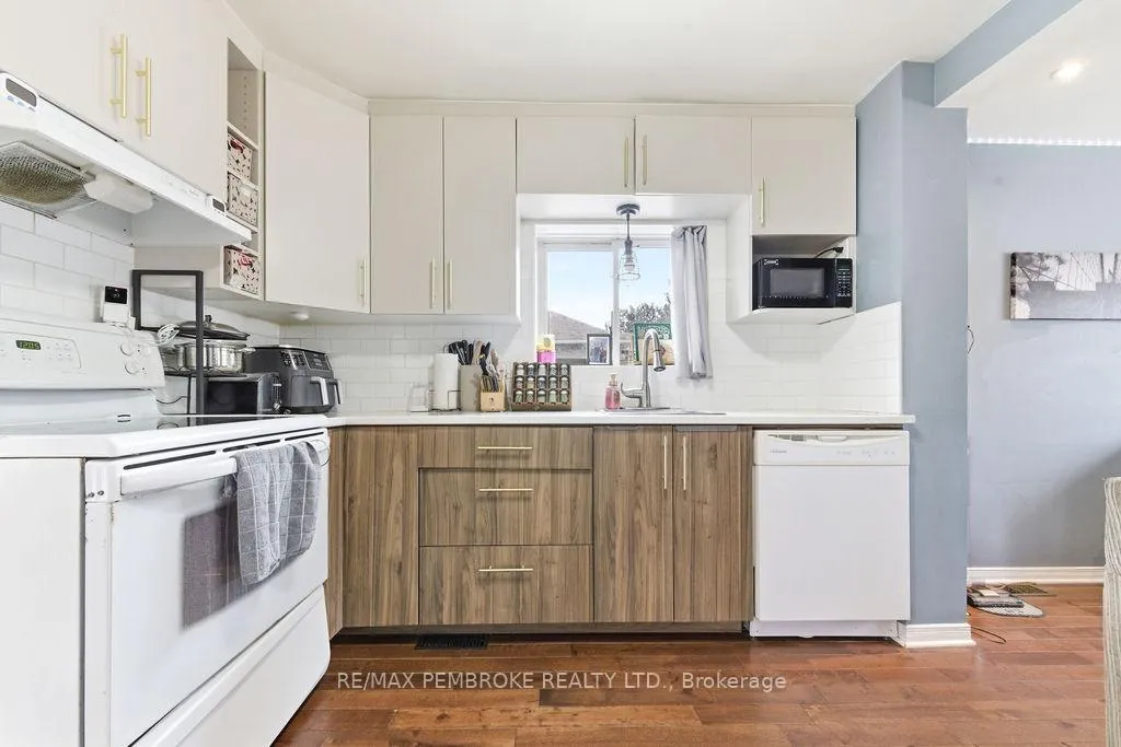 Photo 14 of 2849 Petawawa Boulevard, Petawawa — HOMEH