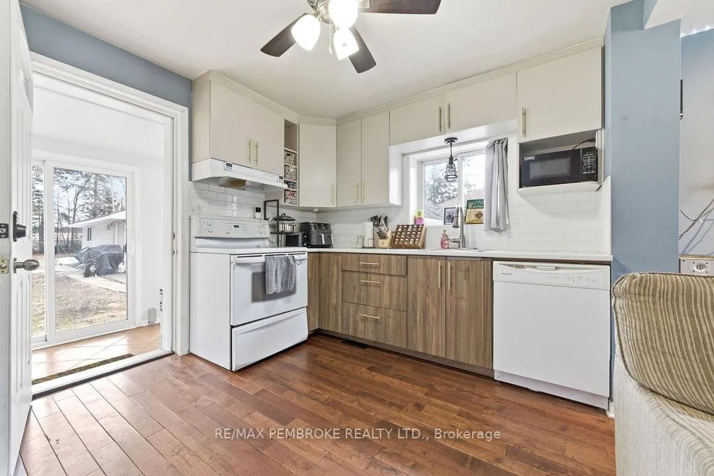 Photo 17 of 2849 Petawawa Boulevard, Petawawa — HOMEH