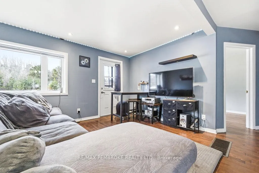 Photo 21 of 2849 Petawawa Boulevard, Petawawa — HOMEH