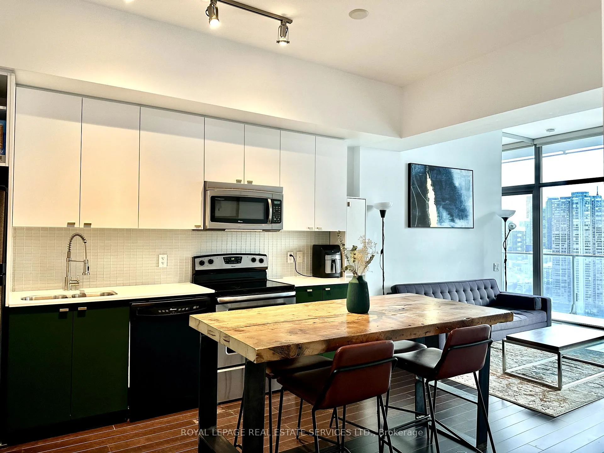 Front of Unit 2806, 103 The Queensway