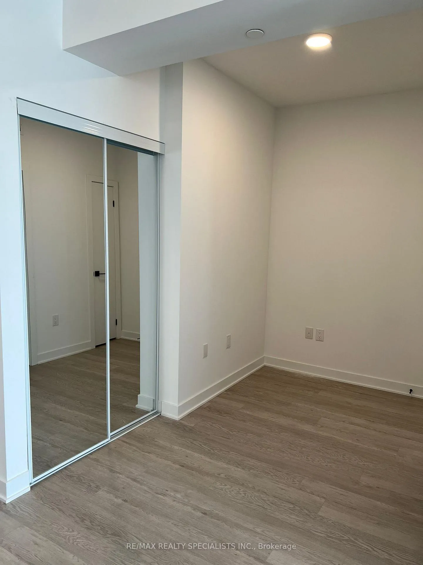 Photo 11 of Unit 402, 2782 Barton Street E, Hamilton, Riverdale — HOMEH