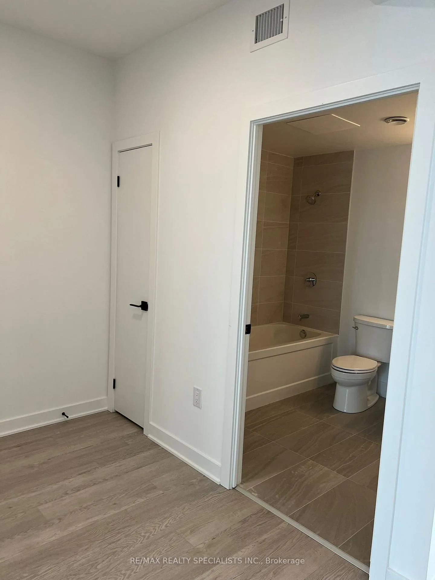 Photo 12 of Unit 402, 2782 Barton Street E, Hamilton, Riverdale — HOMEH