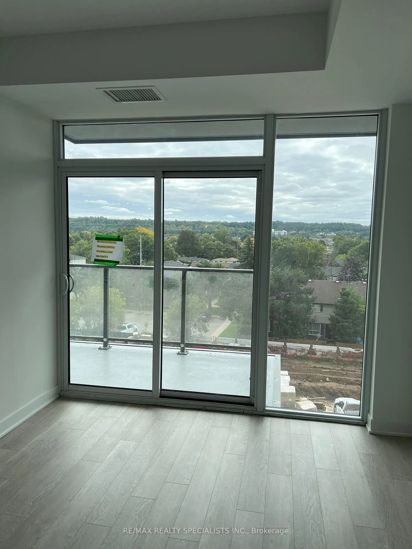 Photo 13 of Unit 402, 2782 Barton Street E, Hamilton, Riverdale — HOMEH