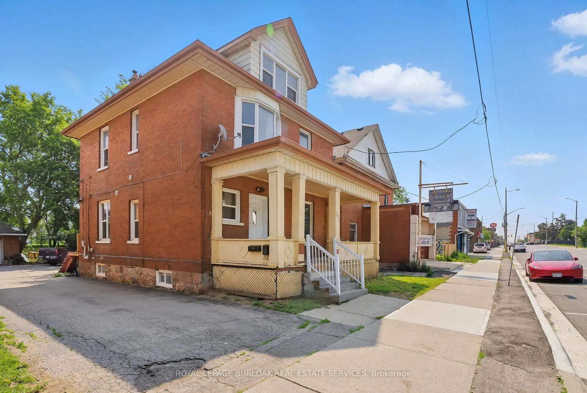 Front of Unit Main, 191 Simcoe Street S