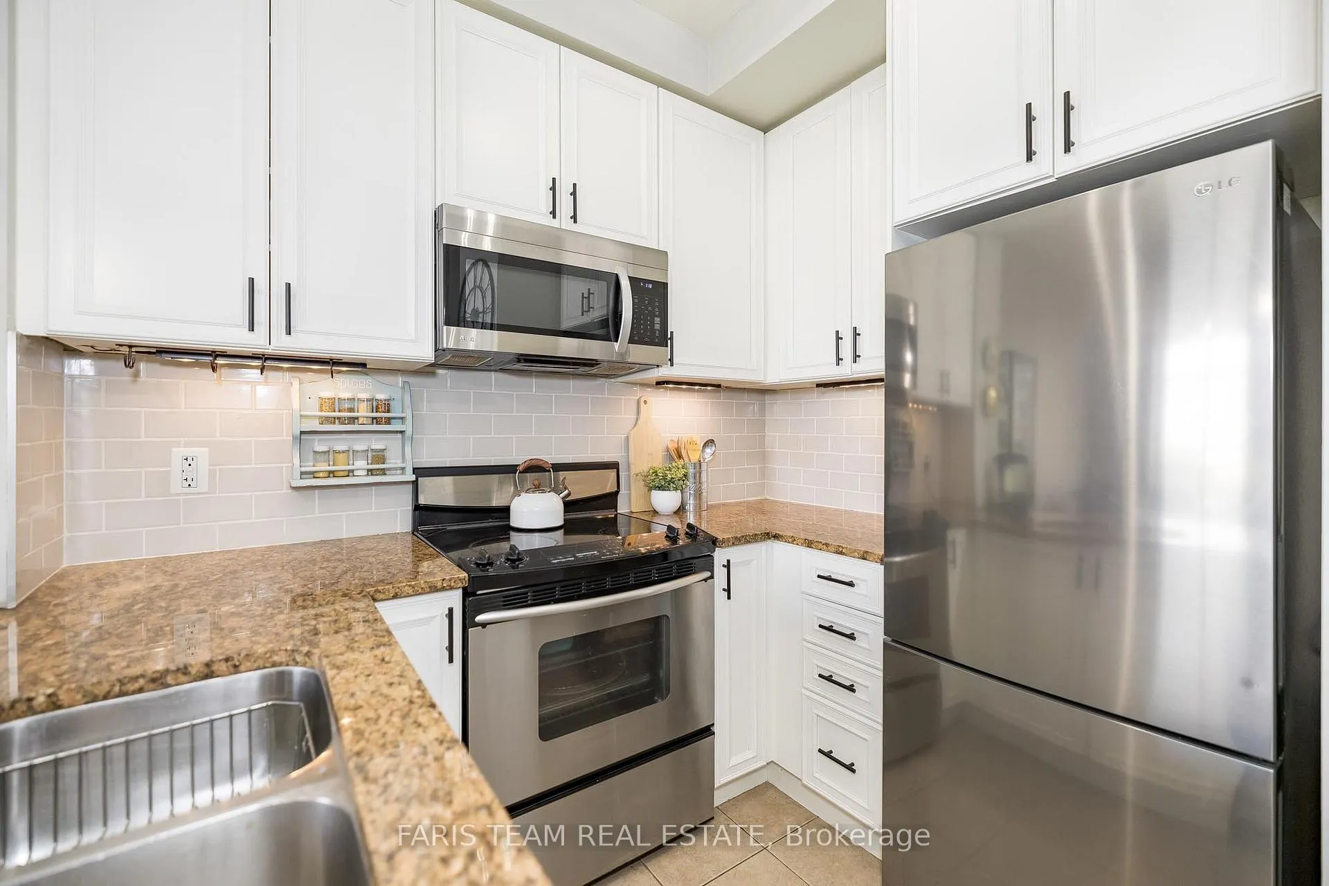 Photo 8 of Unit 701, 9235 Jane Street, Vaughan, Maple — HOMEH