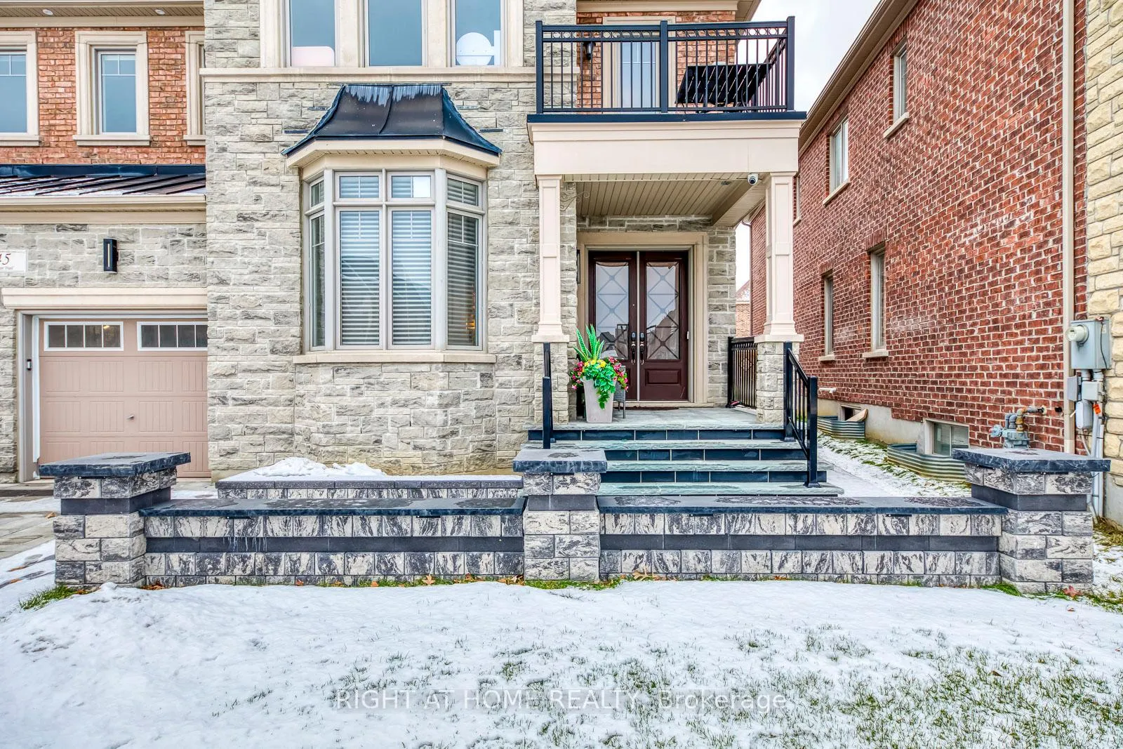 Photo 2 of 45 Torgan Trail, Vaughan, Kleinburg — HOMEH