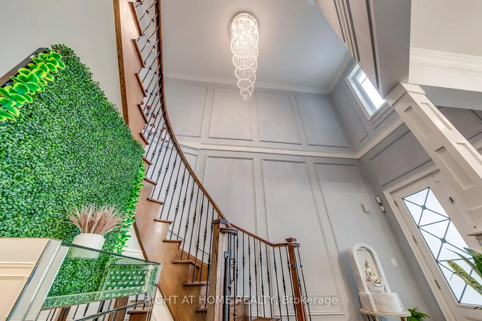 Photo 5 of 45 Torgan Trail, Vaughan, Kleinburg — HOMEH