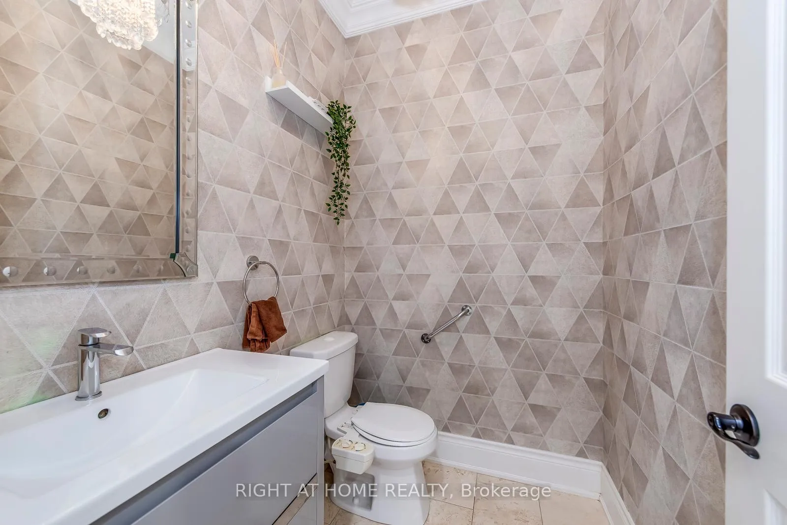 Photo 24 of 45 Torgan Trail, Vaughan, Kleinburg — HOMEH