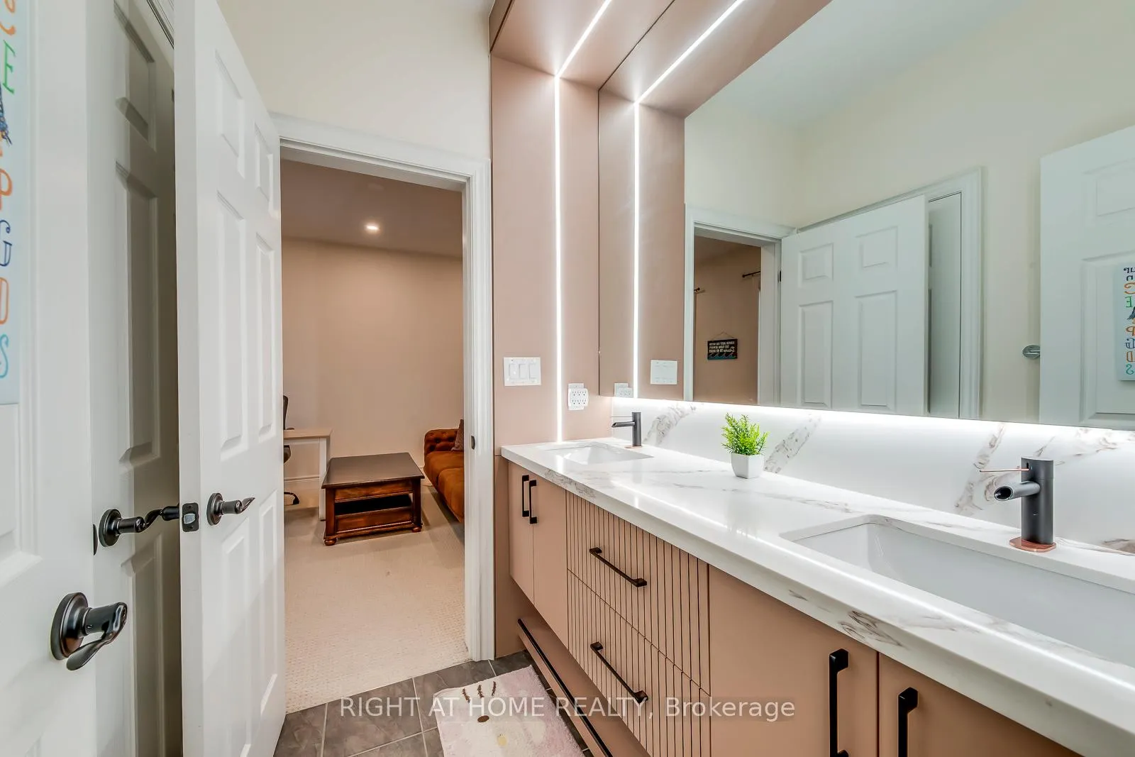 Photo 38 of 45 Torgan Trail, Vaughan, Kleinburg — HOMEH