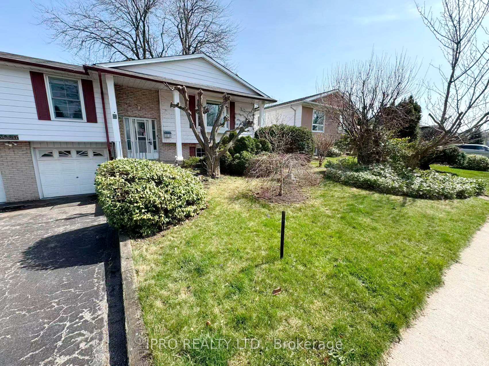 Photo 2 of 3056 Tecumseh Drive, Burlington, Roseland — HOMEH