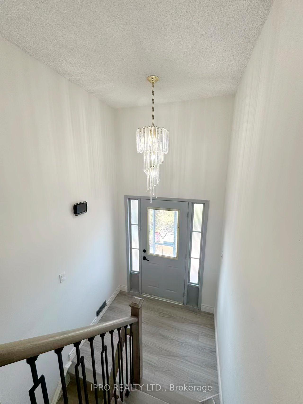 Photo 3 of 3056 Tecumseh Drive, Burlington, Roseland — HOMEH