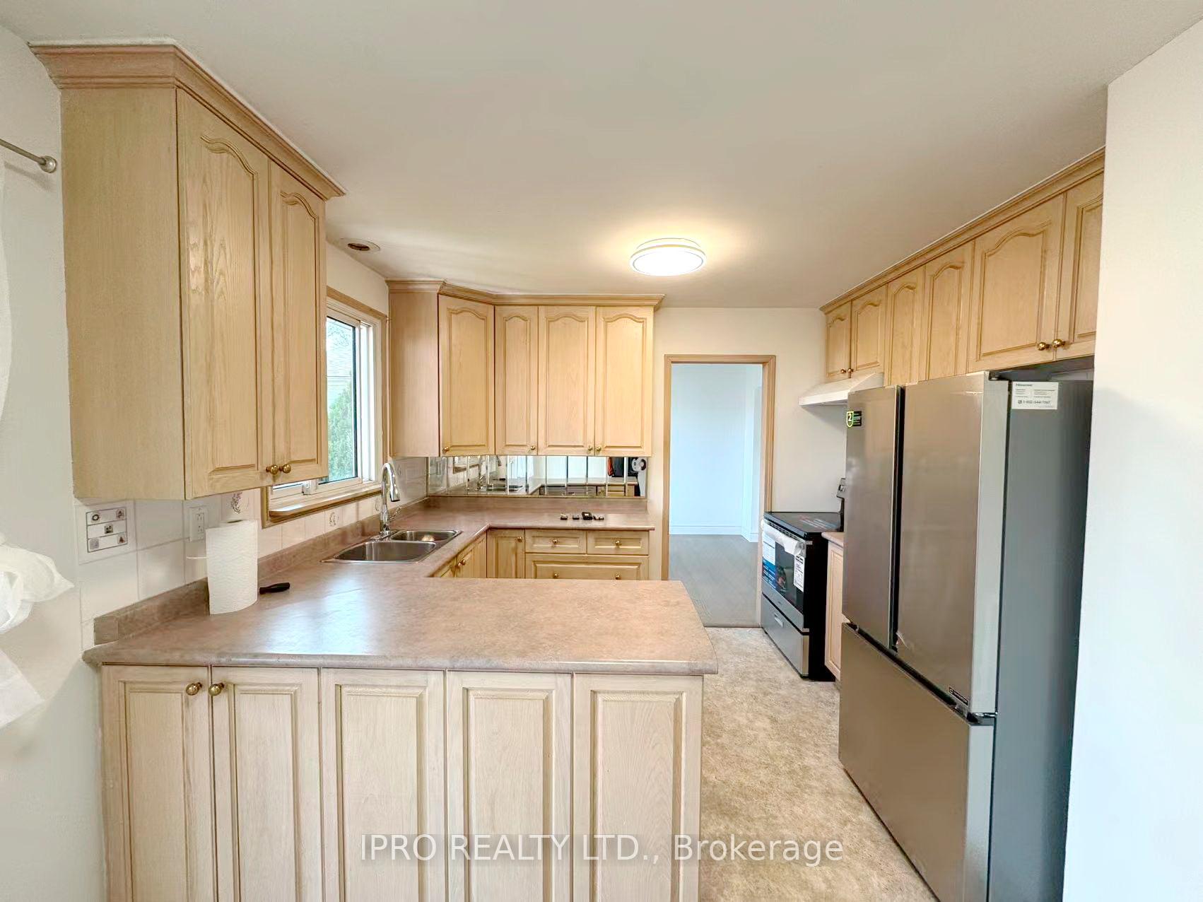 Photo 12 of 3056 Tecumseh Drive, Burlington, Roseland — HOMEH