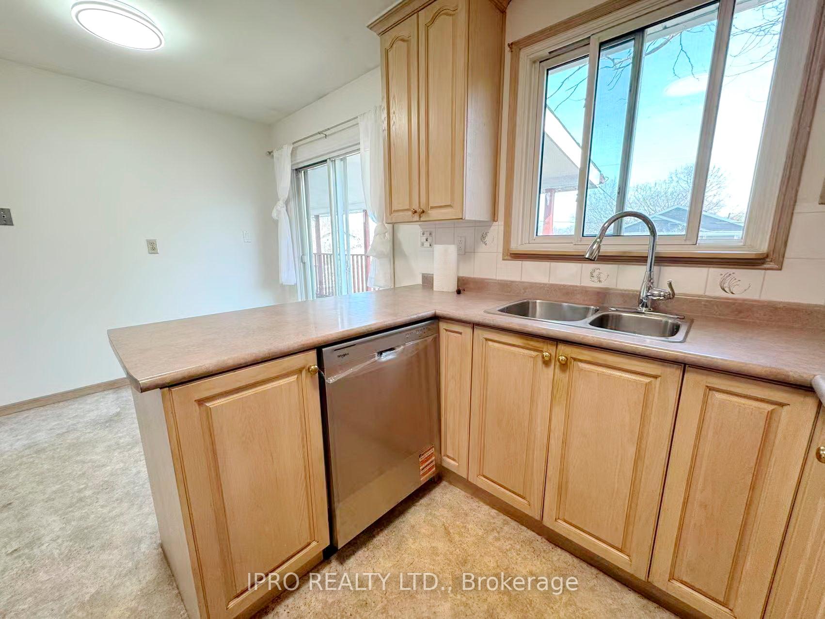 Photo 13 of 3056 Tecumseh Drive, Burlington, Roseland — HOMEH