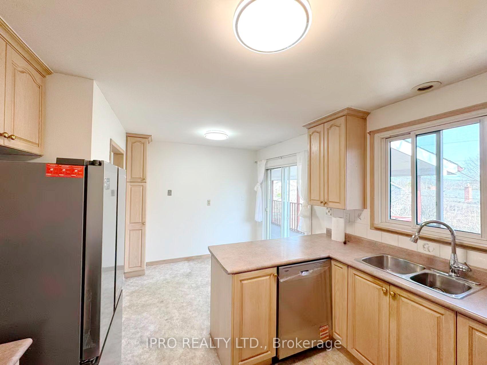 Photo 14 of 3056 Tecumseh Drive, Burlington, Roseland — HOMEH