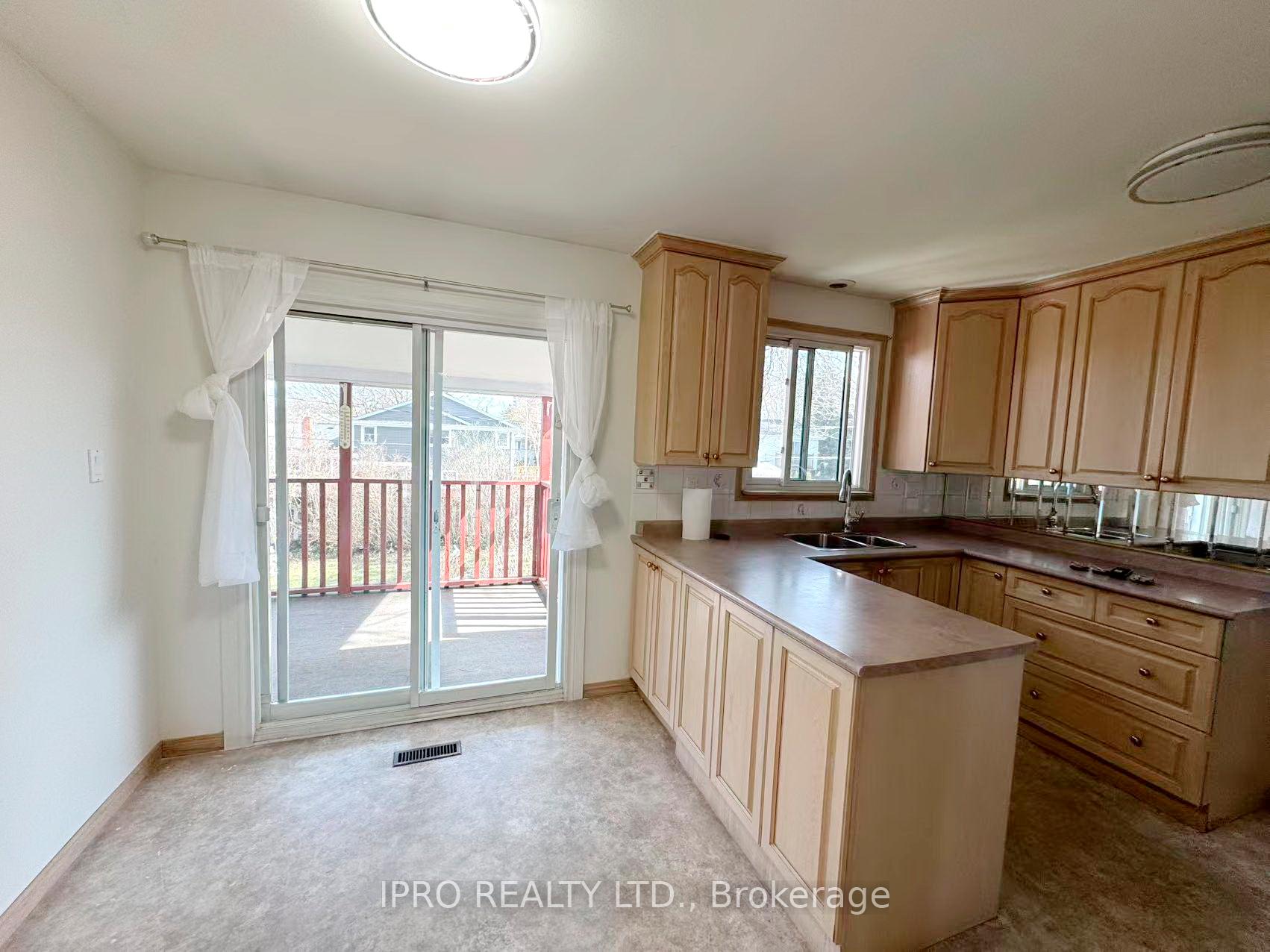 Photo 15 of 3056 Tecumseh Drive, Burlington, Roseland — HOMEH