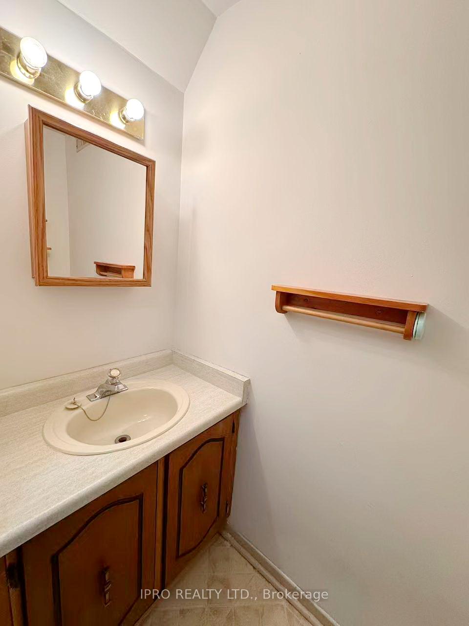 Photo 35 of 3056 Tecumseh Drive, Burlington, Roseland — HOMEH