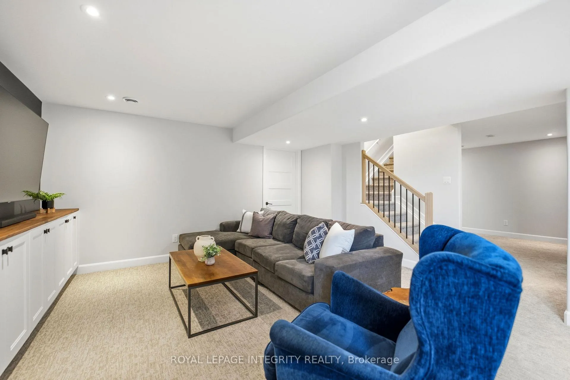 Photo 34 of 451 Moonlight Drive, Russell, Russell Twp — HOMEH