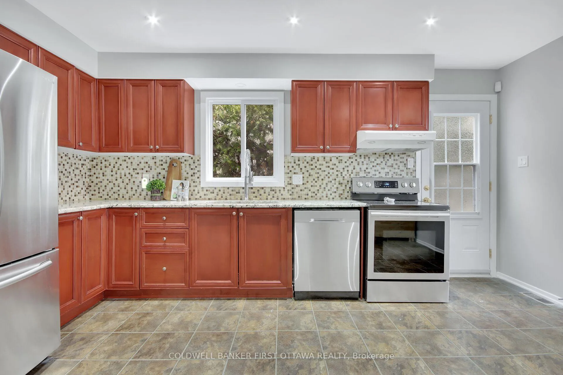 Photo 7 of 176 Larkin Dr, Ottawa, Barrhaven - Pheasant Run — HOMEH