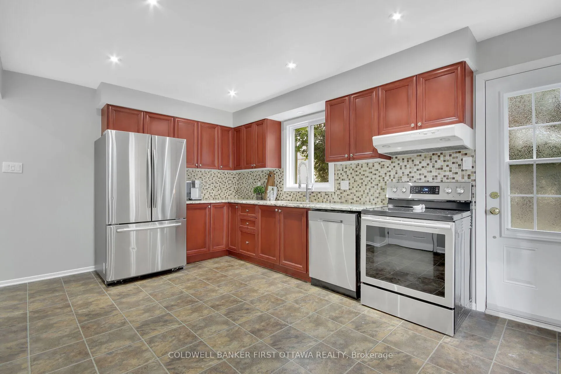 Photo 9 of 176 Larkin Dr, Ottawa, Barrhaven - Pheasant Run — HOMEH