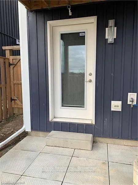 Front of 79 Hillview Rd E