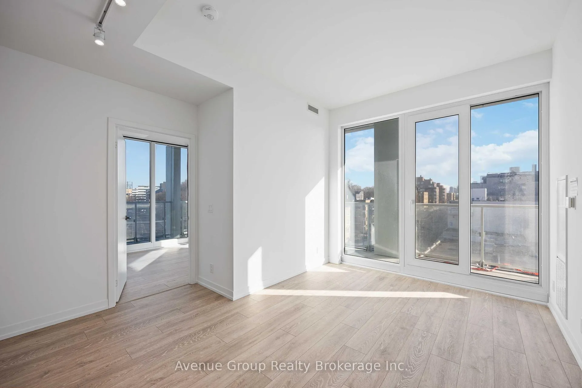Photo 1 of Unit 827, 2020 Bathurst Street, Toronto, Humewood-Cedarvale — HOMEH