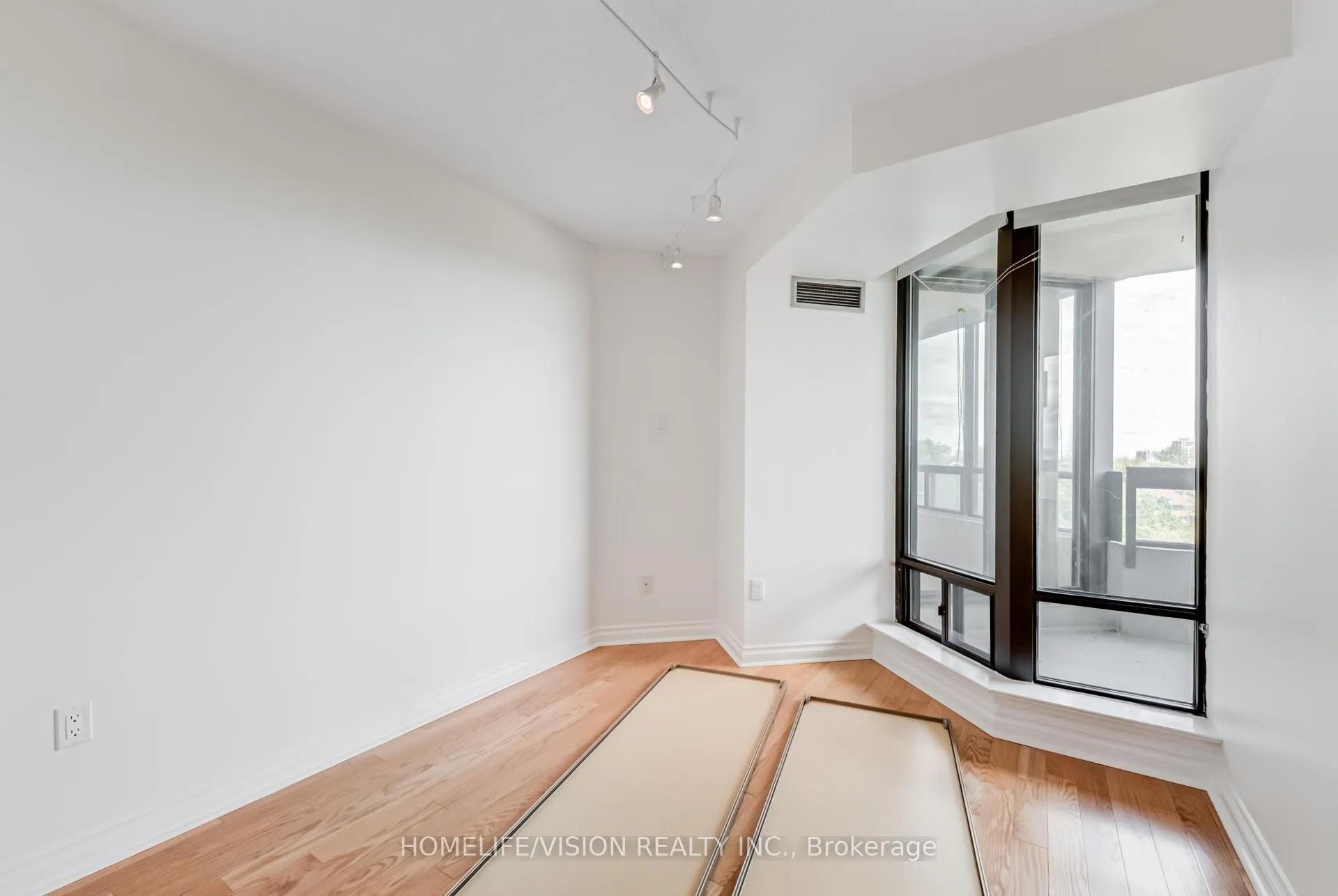 Photo 6 of Unit 708, 7460 Bathurst Street, Vaughan, Brownridge — HOMEH