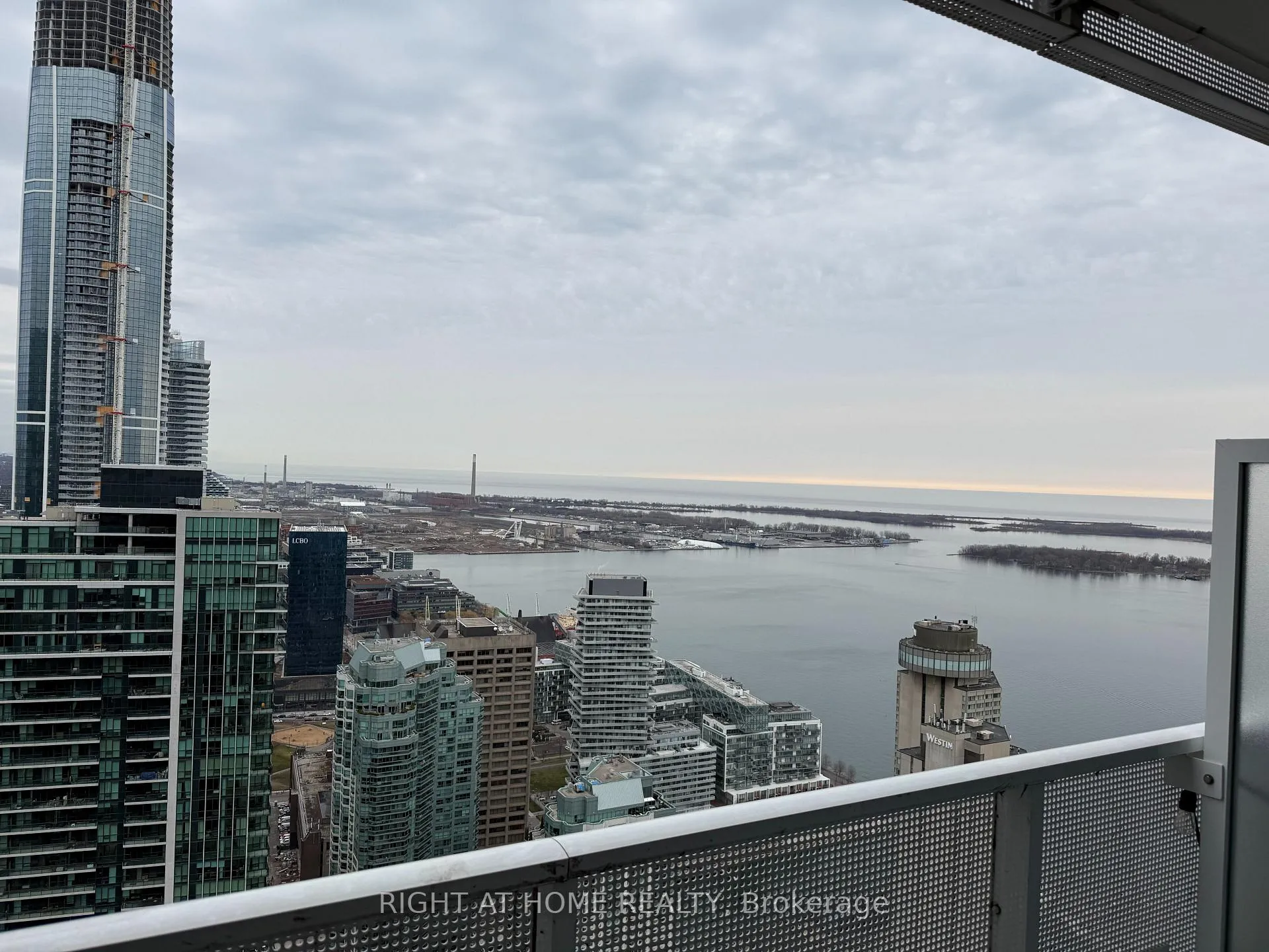 Photo 10 of Unit 5605, 88 Harbour Street, Toronto, Waterfront Communities — HOMEH