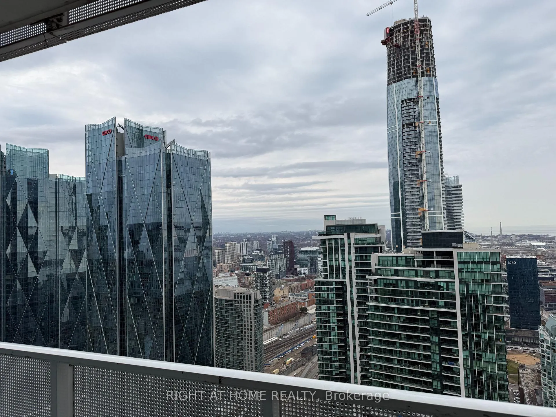 Photo 12 of Unit 5605, 88 Harbour Street, Toronto, Waterfront Communities — HOMEH